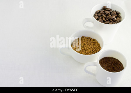 Caffè: instant, fagioli, massa. Ogni specie in diverse tazze. Per lo sfondo. Foto Stock