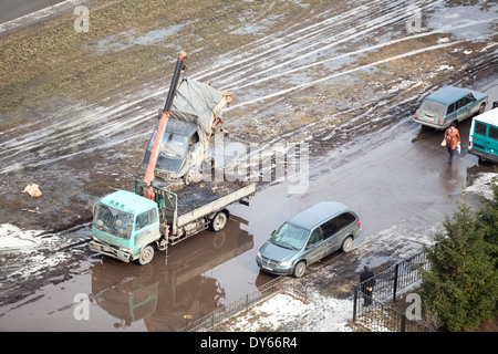 Carrello di traino di carichi striature dopo la forte road crash nolo auto per la rottamazione. Governo schema di rottamazione in Russia Foto Stock