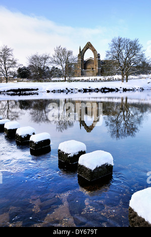 Bolton priory e pietre miliari nella neve Foto Stock