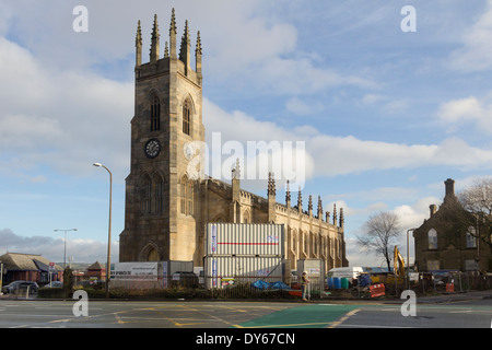 Lavori di costruzione in corso presso la ex chiesa anglicana chiesa della Santa Trinità, Bolton come esso viene convertito in appartamenti residenziali. Foto Stock