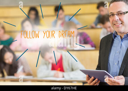 Segui il tuo sogno contro docente in piedi nella parte anteriore della sua classe in aula magna Foto Stock