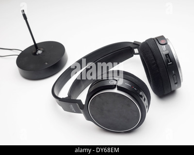 Cuffie senza fili tagliati isolati su sfondo bianco Foto Stock