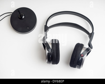 Cuffie senza fili tagliati isolati su sfondo bianco Foto Stock