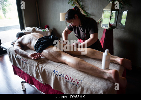 L'uomo riceve un massaggio delle gambe in una spa Foto Stock