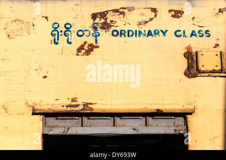 Parte del carrello ferroviario con iscrizione che indica la classe di viaggio Myanmar Foto Stock