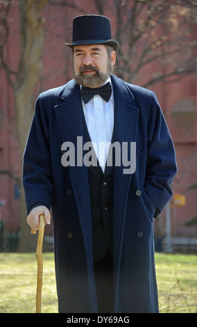 Ritratto di un attore vestito come Sherlock Holmes di eseguire in un film a Washington Square Park di New York City Foto Stock