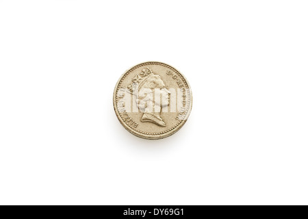 Fotografia macro di una libbra di moneta con un'ombra su sfondo bianco Foto Stock