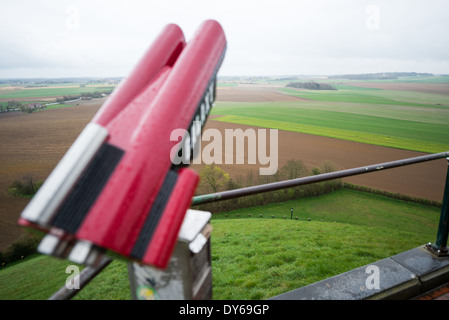 WATERLOO, Belgio: Binocolo pubblico fisso posizionato sulla sommità del TUMULO del Leone (Butte du Lion) offre ai visitatori viste magnifiche dello storico campo di battaglia. L'attrezzatura di osservazione consente ai turisti di esaminare le posizioni chiave detenute dalle forze alleate e francesi durante la battaglia di Waterloo. Questi binocoli montati offrono una vista dettagliata del paesaggio del campo di battaglia preservato dalla cima della collina artificiale di 141 metri. Foto Stock