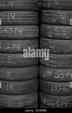 Pile di pneumatici per la vendita ad un pneumatico Negozio di Woodside, Queens, a New York Foto Stock