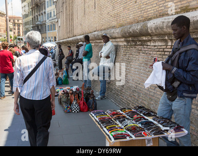 Africana di venditori ambulanti, Roma, Italia Foto Stock