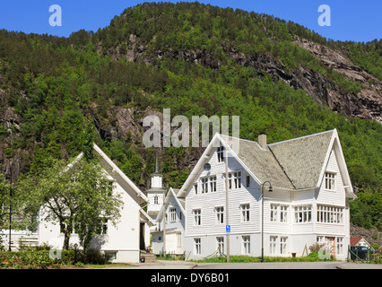 Bianco tradizionali edifici in legno il piccolo villaggio norvegese di Mo, Modalen, Hordaland, Norvegia, Scandinavia, Europa Foto Stock