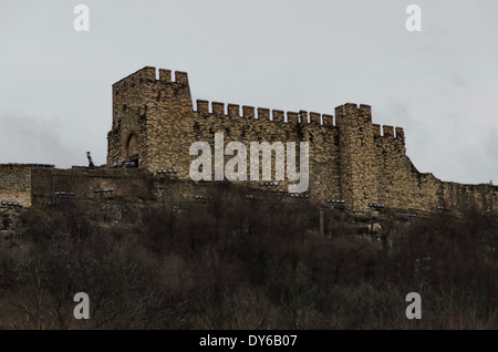 Parte da recinzione in pietra della Fortezza Tsarevets, a Veliko Tarnovo - antica capitale della Bulgaria Foto Stock