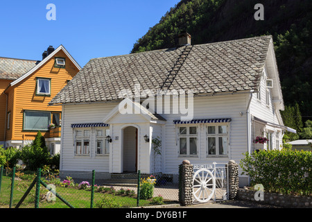 Tradizionale norvegese in legno bianco casa nel piccolo villaggio di Mo, Modalen, Hordaland, Norvegia e Scandinavia Foto Stock