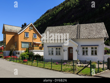 Tradizionale norvegese case di legno nel piccolo villaggio di Mo, Modalen, Hordaland, Norvegia, Scandinavia, Europa Foto Stock