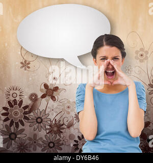 Immagine composita della bella bruna gridando con discorso bolla Foto Stock
