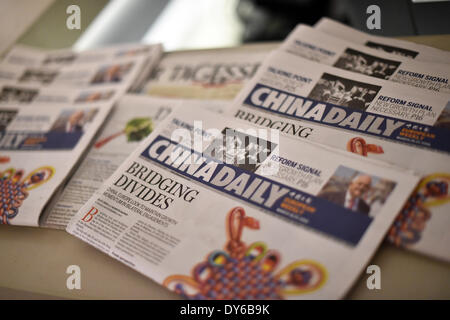 Berlino, Germania. 28 Mar, 2014. La lingua inglese quotidiano 'China Daily' sono sul display nella lobby del Winters Hotel in Berlino, Germania, 28 marzo 2014. Foto: Jens Kalaene/dpa/Alamy Live News Foto Stock