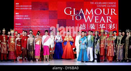 Pechino, Cina. 8 apr, 2014. Modelli mostrano creazioni durante il 2014 ASEAN e Costume cinese della cultura mostra a Pechino, capitale della Cina, 8 aprile 2014. Credito: Chen Jianli/Xinhua/Alamy Live News Foto Stock