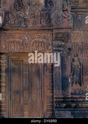 Affascinanti incisioni a Banteay Srey tempio, riep Siem, Cambogia Foto Stock