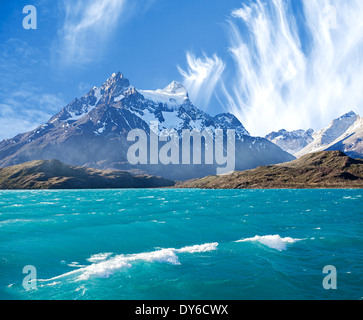 Pehoe lago di montagna a Los Cuernos (le corna), il parco nazionale Torres del Paine, Cile. Foto Stock