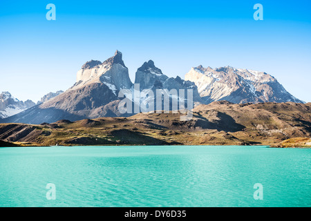 Pehoe lago di montagna e Los Cuernos (le corna), il parco nazionale Torres del Paine, Cile. Foto Stock