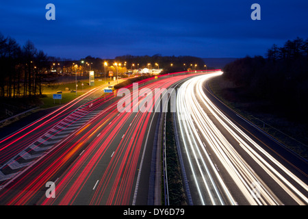 Sentieri di luce sulla M6 guardando verso nord vicino a Burton in Kendal Servizi in Cumbria. Foto Stock