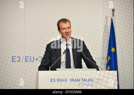 Vienna, Austria. 8 apr, 2014. Michael Mann, portavoce dell Unione Europea Alto rappresentante per gli Affari Esteri e la politica di sicurezza Catherine Ashton, parla nel corso di una conferenza stampa tenutasi a Vienna, Austria, 8 aprile 2014. Iran e sei potenze mondiali iscritti negoziati dettagliati qui Martedì, volti a trovare una soluzione a lungo termine a Teheran il programma nucleare. Credito: Qian Yi/Xinhua/Alamy Live News Foto Stock