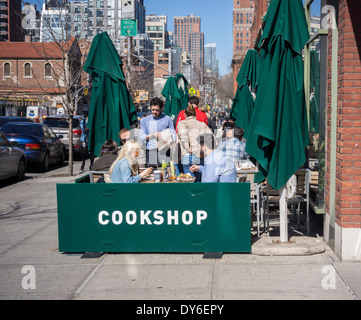 Occupato cenare al fresco presso il cafè sul marciapiede del ristorante Cookshop in New York quartiere di Chelsea Foto Stock