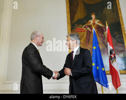 Vienna, Austria. 8 apr, 2014. Il Cancelliere austriaco Werner Faymann (R) stringe la mano con il Presidente del Consiglio europeo Herman Van Rompuy durante la loro riunione a Vienna, in Austria, 8 aprile 2014. Credito: Qian Yi/Xinhua/Alamy Live News Foto Stock