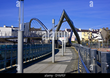 Una passerella che collega Holyhead per la città con il porto Foto Stock