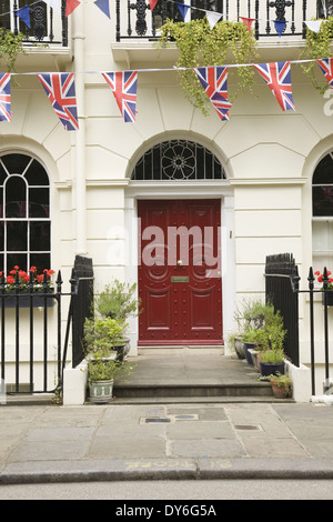 Porta Rossa su una casa georgiana a Londra il Fitzroy Square Foto Stock