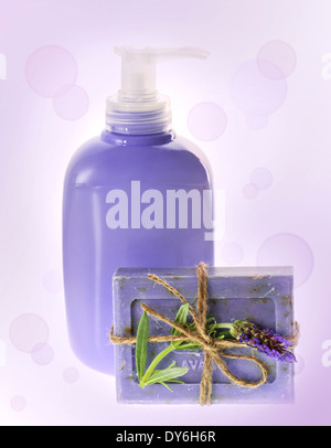 Liquido e bar di lavanda sapone su sfondo blured Foto Stock