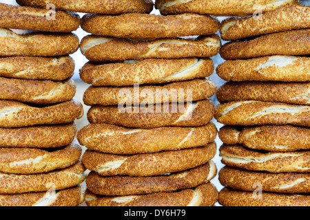 Gli sfondi e le texture: tradizionale di sesamo turco bagel, simits, su di un venditore ambulante di counter, cibo abstract Foto Stock