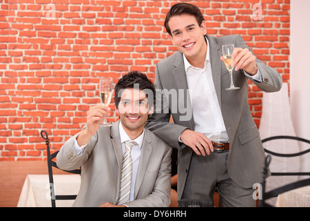 Due giovani imprenditori per celebrare un anno di successi Foto Stock