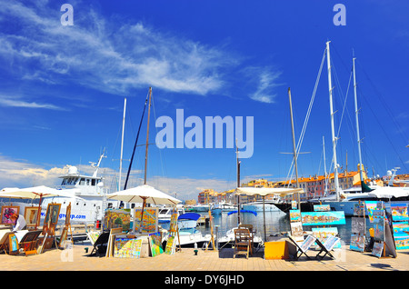 SAINT TROPEZ, Francia - 24 Maggio: Vista di Saint Tropez harbour con vernice arte esposizione e vendita il 24 maggio 2012, Saint Tropez. Foto Stock