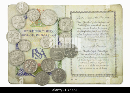 Repubblica del Sud Africa passaporto con South African Rand monete sulla parte superiore Foto Stock