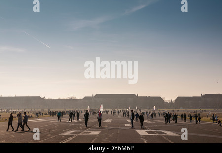 Tempelhof park a ex aeroporto Tempelhof di Berlino, Germania Foto Stock