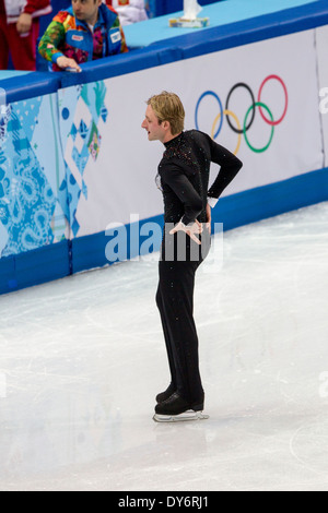 Evgeny Plyushchenko (RUS) si ritira da uomini della breve programma di Pattinaggio di Figura presso i Giochi Olimpici Invernali, Sochi 2014 Foto Stock