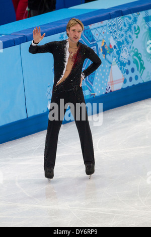 Evgeny Plyushchenko (RUS) si ritira da uomini della breve programma di Pattinaggio di Figura presso i Giochi Olimpici Invernali, Sochi 2014 Foto Stock