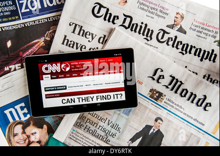 Touchscreen digitale compressa con CNN International news e il britannico Daily Telegraph e il francese Le Monde quotidiani europei Foto Stock