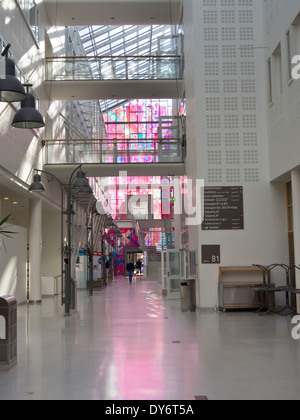 Rikshospitalet, l ospedale Nazionale interiore in zona arrivo "street' , hall arte e luce, Oslo University Hospital in Norvegia Foto Stock