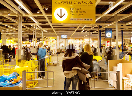 Negozio IKEA interno, people shopping e in attesa alla cassa, Wembley, London REGNO UNITO Foto Stock