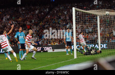 Il derby tra FC di Sydney e il Sydney occidentale Wanderers. Ci è la speculazione che del Pierro non ritornerà a Sydney FC yearFeaturing successivo: Western Sydney capitano,Michael Beauchamp punteggi la sua squadra s secondo al traguardo dove: Sydney AustraliaWhen: 1 Foto Stock