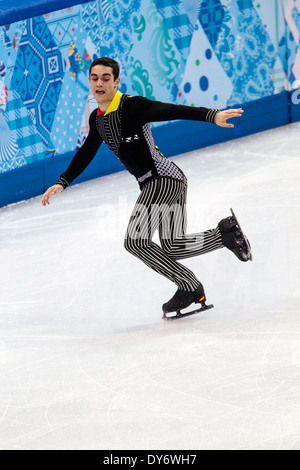 Javier Fernandez (ESP) concorrenti negli uomini della breve programma di Pattinaggio di Figura presso i Giochi Olimpici Invernali, Sochi 2014 Foto Stock