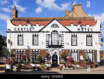 Parte anteriore del Castello Hotel Inn in estate. Downham Market, Norfolk, Inghilterra, Regno Unito, Gran Bretagna Foto Stock