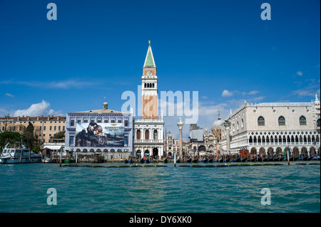 Piazza San Marco, Venezia, Italia, da un vaporetto voce fino al Grand Canal Foto Stock