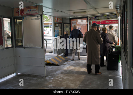 In attesa che i vaporetti (vaporetti) su un galleggiante fermata autobus a venezia, Italia Foto Stock