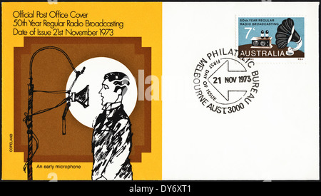 Prima commemorative day cover Australia francobolli cinquantesimo anno di regolari trasmissioni radio con timbro postale Melbourne 21 Novembre 1973 Foto Stock