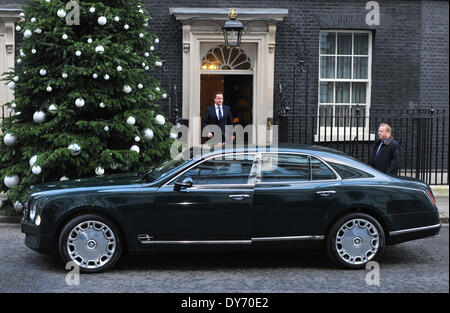 La regina Elisabetta II è soddisfatto dal Primo Ministro David Cameron e la moglie Samantha come arriva a partecipare a una riunione del gabinetto a 10 Downing StreetFeaturing: Atmopshere dove: London Regno KingdomWhen: 18 Dic 2012 Foto Stock