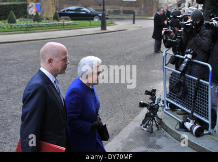 La regina Elisabetta II è scortato dal ministro degli Esteri britannico William Hague sul suo modo di Foreign Office dopo per partecipare a una riunione del gabinetto al 10 di Downing Street.Dotato di: Queen Elizabeth II,William Hague dove: London Regno KingdomWhen: 18 Dic 2012 Foto Stock