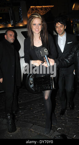 Attrice tedesca Wilma Elles e il ragazzo turco Kerem Gogus arriva al Club Sess su Nisantasi dove: Istanbul TurkeyWhen: 16 Dic 2012 Foto Stock